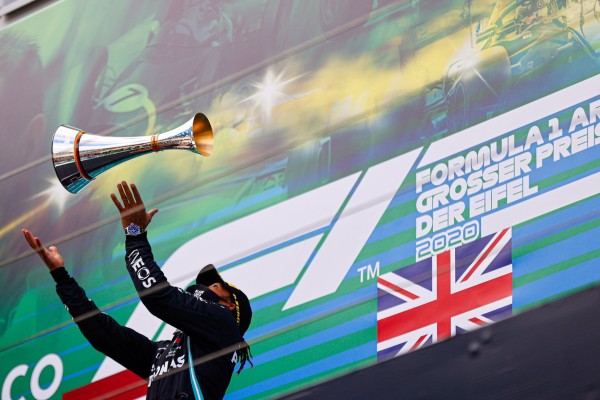 Lewis Hamilton celebra su triunfo. Foto: Twitter @MercedesAMGF1