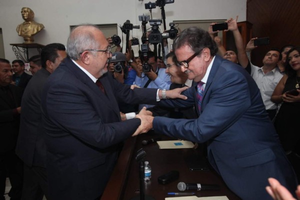 Luis Guillermo Benítez recibe el mando del Gobierno municipal de manos de Joel Bouciéguez Lizárraga.