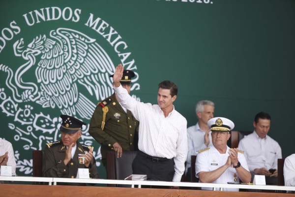 El mandatario de México se despide en Sinaloa de las fuerzas armadas por el trabajo realizado en su gestión.