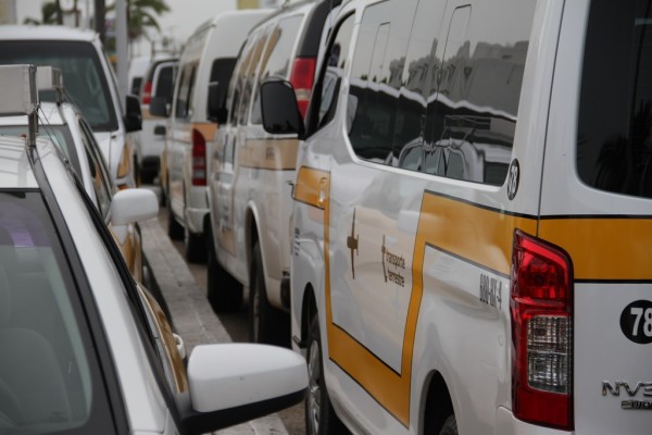 Escoltan a vehículos de Atamsa elementos de la Policía Municipal de Mazatlán