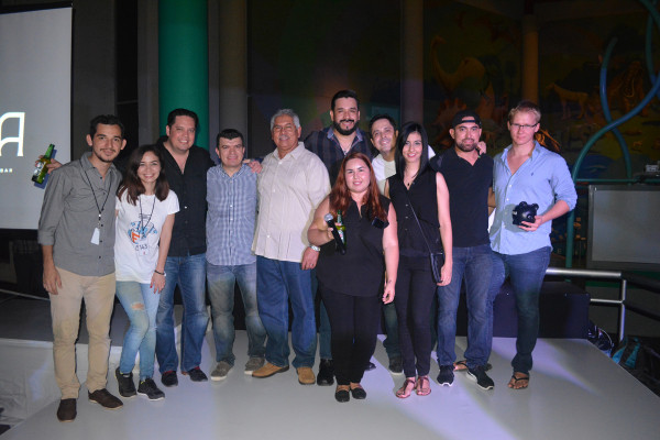 Los fracasados de la noche junto a los organizadores de las Fuckup Nights en su 20 edición.