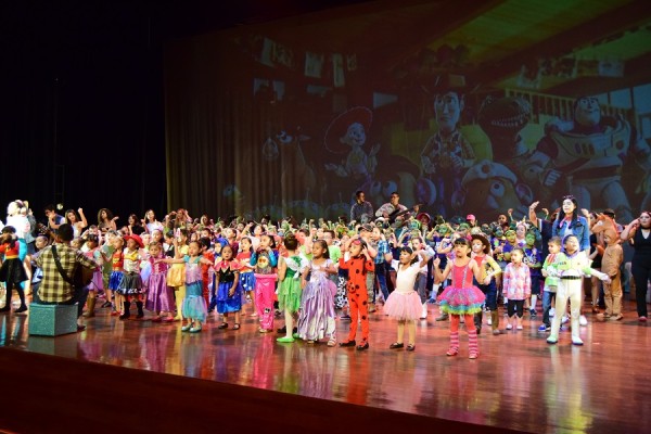 Participantes del curso de verano presentan un musical de 'Toy Story'