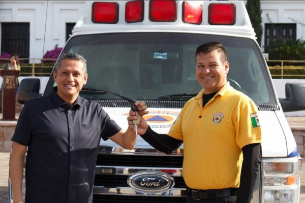 El Alcalde Manuel Antonio Pineda Domínguez entrega a Omar Copado, de Protección Civil, las llaves de la ambulancia.