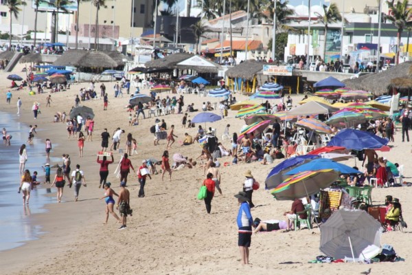Pese a frío, turistas disfrutan de playas de Mazatlán en el primer fin de semana de 2021