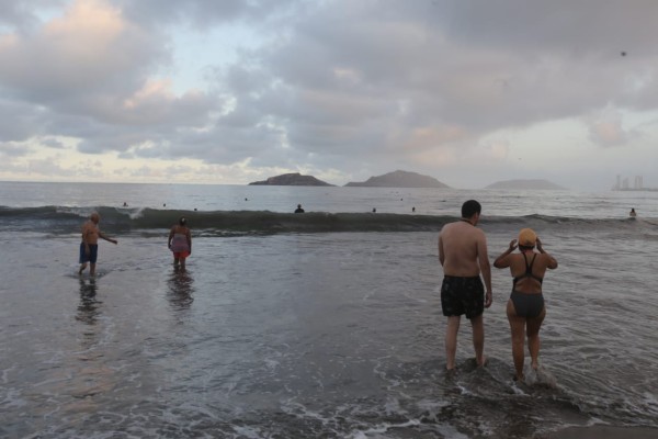 Playas mazatlecas lucen tranquilas en la reapertura