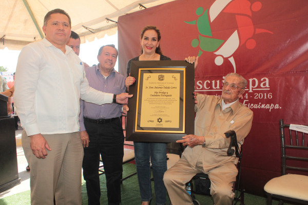 Distinguen a Antonio Toledo Corro