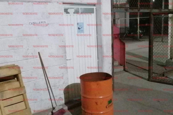 Se quejan basquetbolistas de Escuinapa por cierre de baños en Gimnasio Municipal