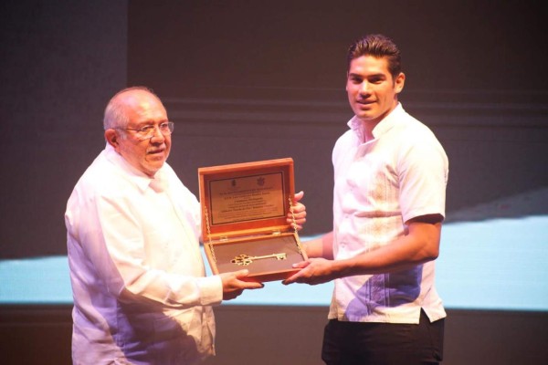 Zurdo Ramírez recibe las Llaves de la Ciudad en Mazatlán