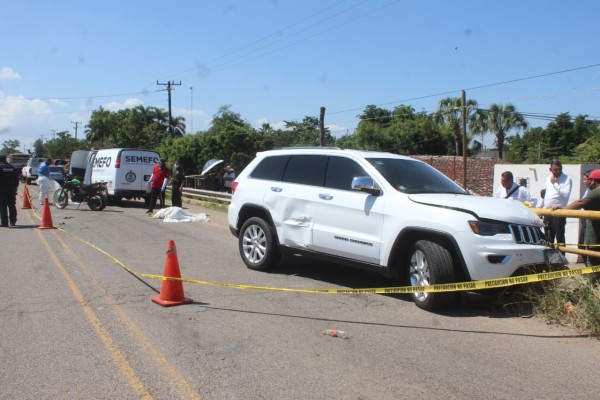 Un muerto y un herido, en choque entre camioneta y motocicleta, en El Limón de los Ramos, Culiacán