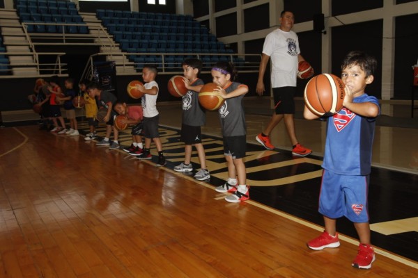 Aprenden jugando en el Campamento de Verano de Baloncesto 'Pitbulls-Delfines de Mazatlán'
