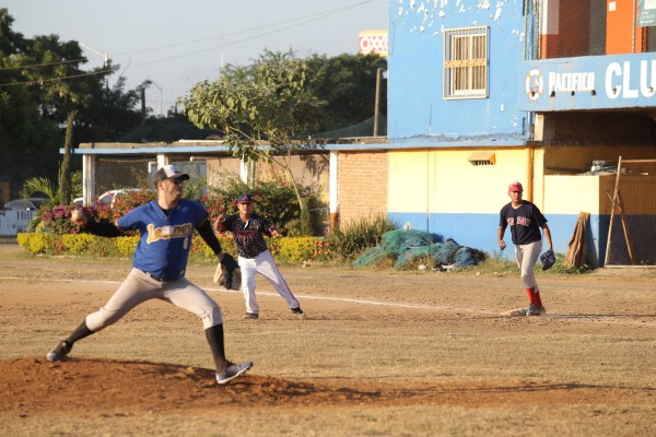 Mariscos El Chuma no cede terreno en la Liga de Beisbol Meseros al Bat