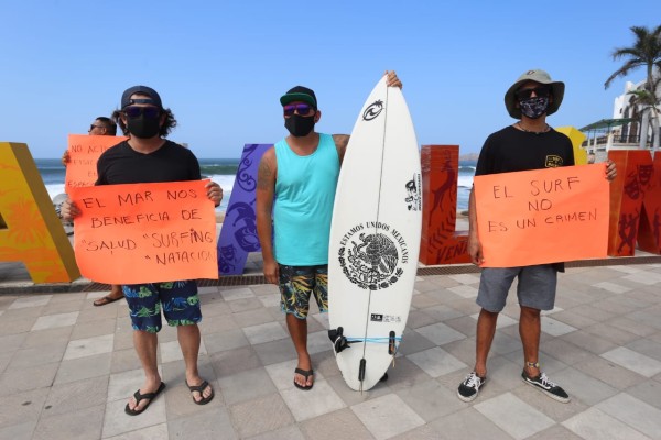 Surfistas exigen en Mazatlán que los dejen practicar su deporte en el mar