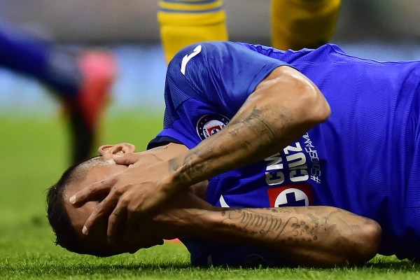 El defensa del Cruz Azul, Julio César Domínguez, es hospitalizado por una infección pulmonar