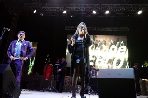 Bailan al ritmo de la cumbia en el Teatro del Pueblo