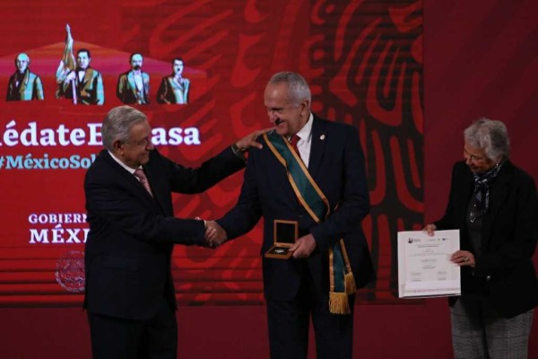 AMLO entrega a Jesús Seade la Medalla Miguel Hidalgo en Grado Banda por el T-MEC