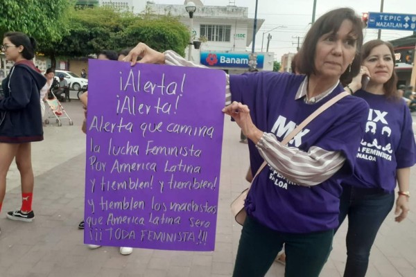 Cadena feminista llega a Escuinapa y toma el Palacio Municipal