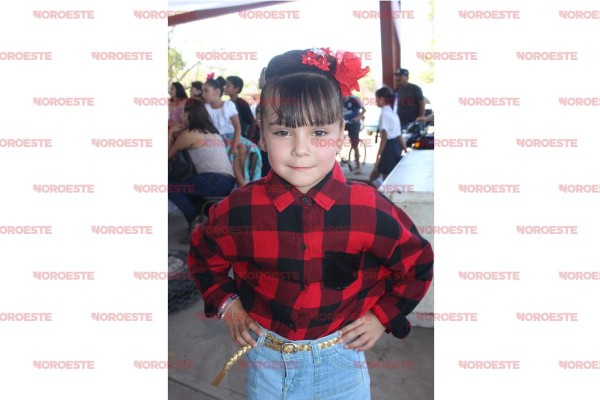 Hermosa luce Paola Guadalupe Rodríguez en su participación artística de fin de curso.