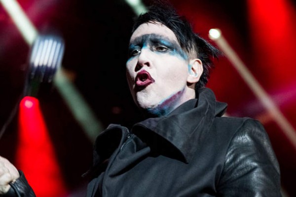 Se desploma Marilyn Manson en pleno concierto