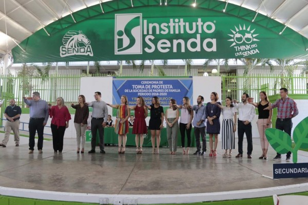 Integrantes de la nueva mesa directiva de la Sociedad de Padres de Familia, asumieron su compromiso.