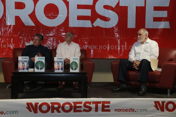 El sacerdote Rafael Martínez Gallardo y Joel Díaz Fonseca flanquean al autor de la columna Éthos.