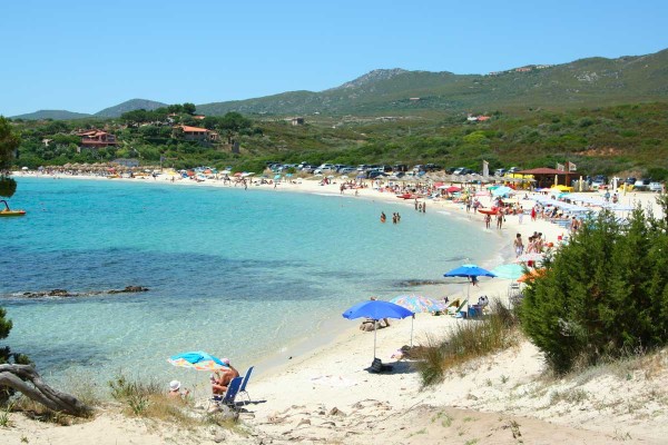 Un turista francés intenta llevarse arena de una playa italiana y le dan una multa de mil 200 dólares