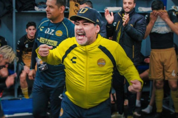 VIDEO: Maradona grita a niños que clamaban un autógrafo en Culiacán