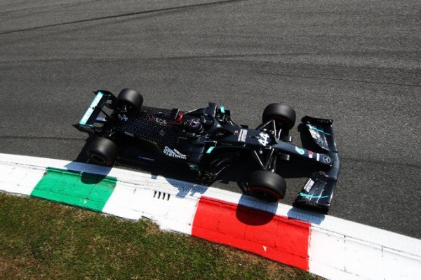 Lewis Hamilton en la vuelta más rápida de la historia de la Fórmula 1. Foto: Twitter @MercedesAMGF1