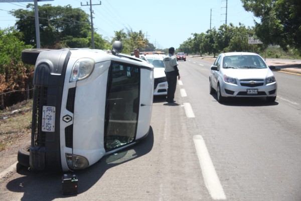 Vuelca camioneta en la carretera Internacional en Mazatlán