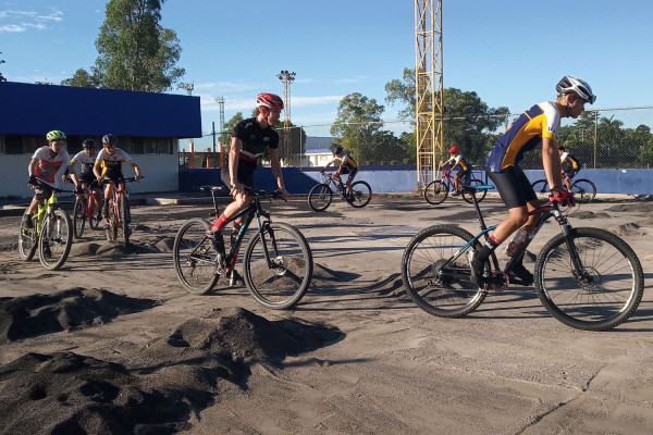 Los ciclomontañistas de la UAS entrenan fuerte para las competencias.