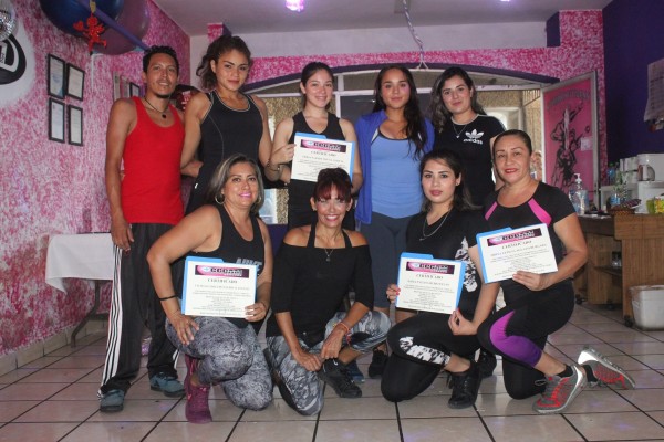 Instructoras y chicas certificadas tras el curso.
