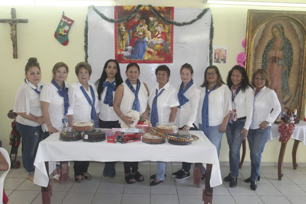 Liz Benítez, presidenta de Anspac Mazatlán, junto a damas voluntarias de la agrupación.