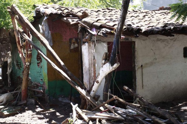 Vecinas de Lomas de Rodriguera se quedan sin nada en sus casas, ni siquiera las paredes