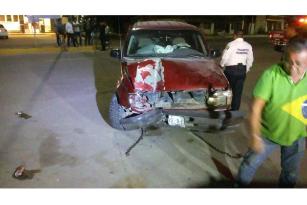 Choca camioneta contra un depósito de cerveza, en Escuinapa