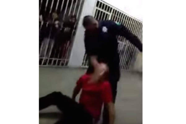 Muestra video nuevo caso de tortura de policías contra detenido