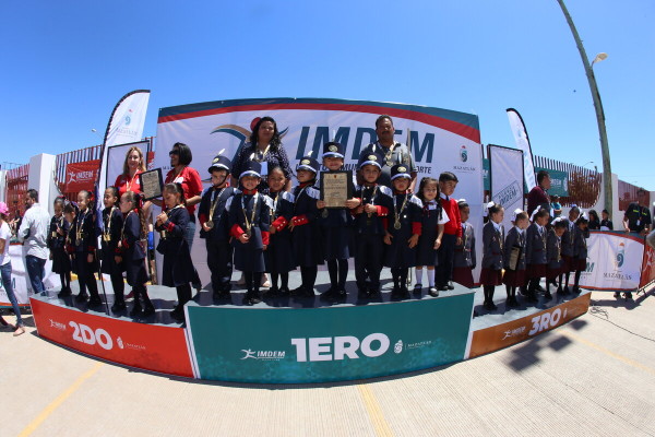 Los ganadores de los primeros lugares son premiados.