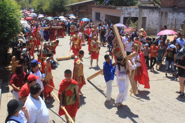 Recuerdan en el Viacrucis de Malpica al doctor Miguel Camacho