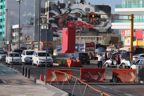 La Avenida del Mar, a la altura del Seguro Viejo, ya tiene cerrado un carril, que es donde estará la zona de salida y meta del triatlón.