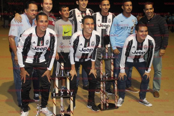 Familia Loaiza, protagonista en la inauguración de la Liga de Futbol Uruguayo Colegio del Aire de Sinaloa Intersemanal