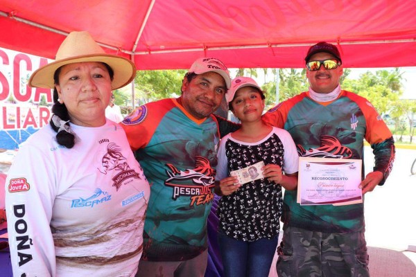 El equipo “Pesados” muestra su reconocimiento de primer lugar.