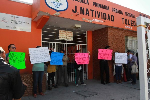 Protestan contra la reforma educativa en Escuinapa