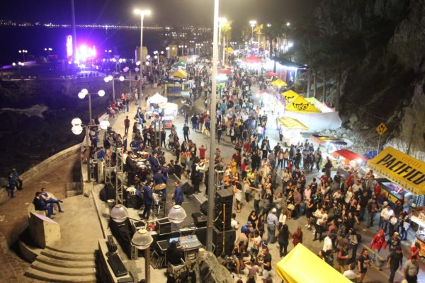 Miles de personas disfrutan de la cuarta noche del Carnaval en Olas Altas y la Plazuela Machado