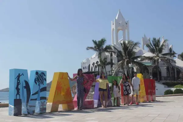 Aclara Alcaldesa que sí está permitido que mazatlecos y turistas graben videos y se tomen fotos en las letras de Mazatlán