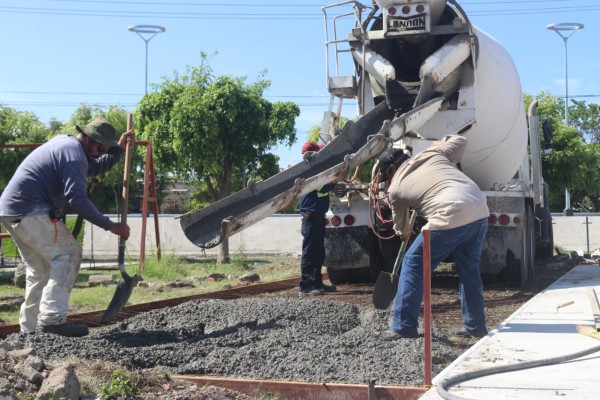 Personal del Imdem coloca las planchas de concreto.