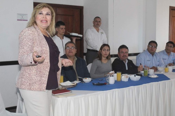 Alma Yessenia Pérez Martínez durante la conferencia.