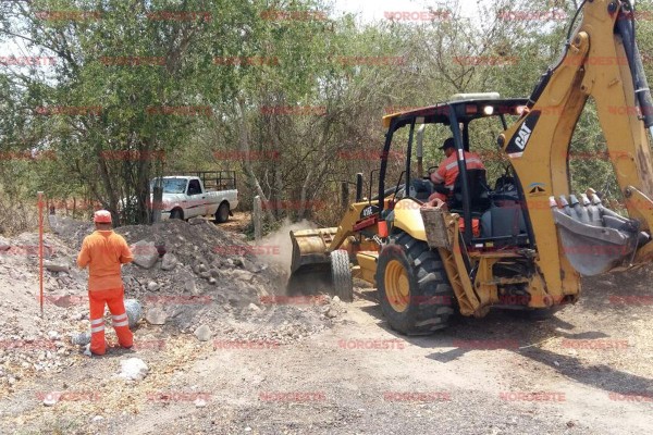 Hace unos días, personal de la SCT volvió a abrir zanjas en caminos laterales a la autopista Mazatlán-Tepic.
