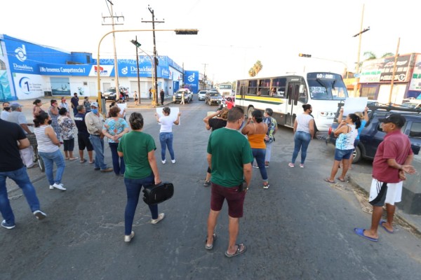 "Cansados de no tener agua, vecinos bloquean la Avenida Gabriel Leyva ...