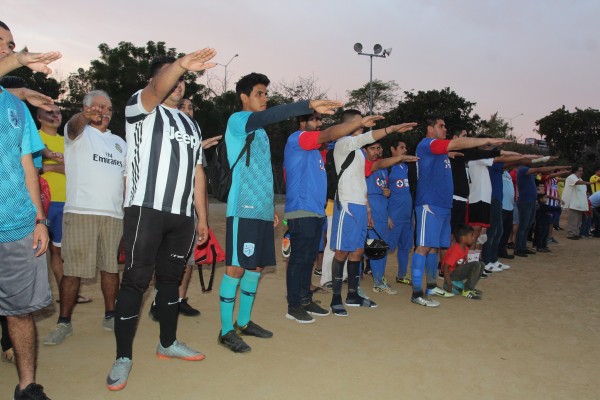 Los jugadores rinden la protesta deportiva.