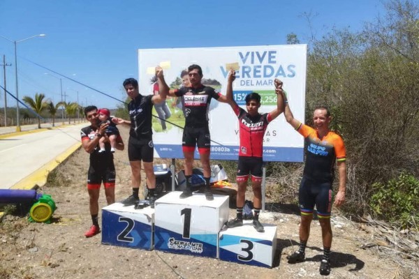 Fernando Angulo luce en lo más alto del podio de la categoría Elite.