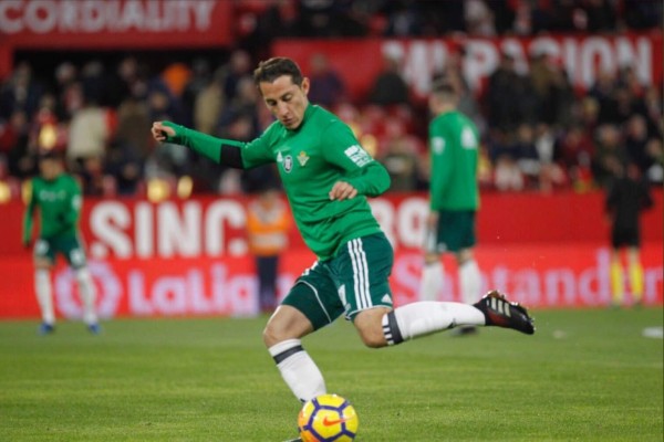 Guardado y Betis golearon a Sevilla en trepidante derbi andaluz