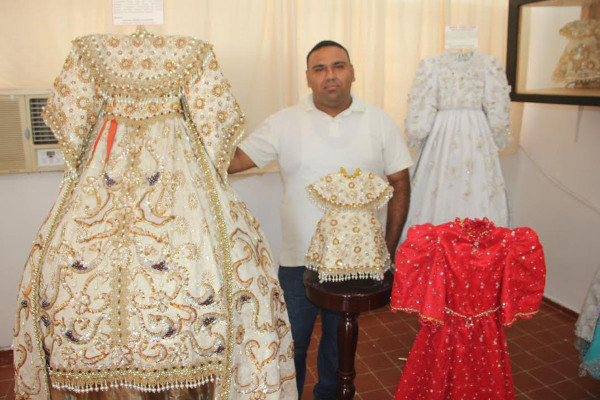 "Avanzan vestido para la Virgen"